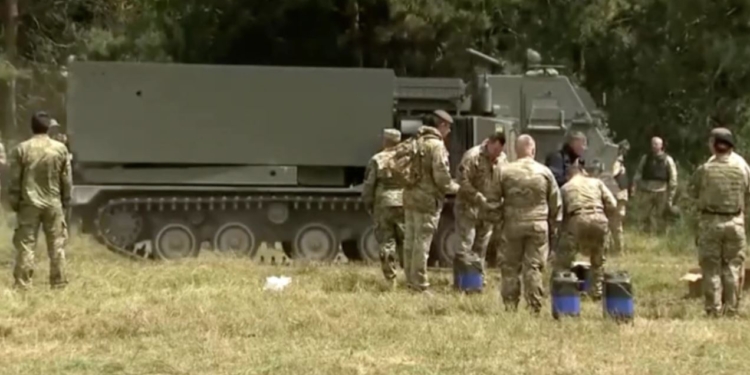 Более 450 украинских бойцов прошли в Британии обучение по управлению современными РСЗО