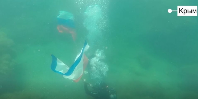 Флаг на дне. Как отметили день россии в разных городах и странах (ВИДЕО)