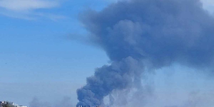 Мощный взрыв в Николаеве: очевидцы сообщают о большом столбе дыма и пожаре (ФОТО)