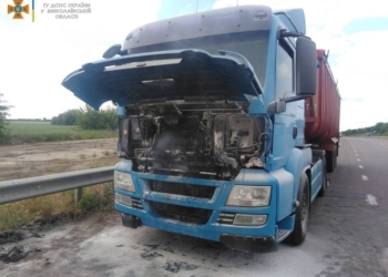 На Миколаївщині на одеській трасі згоріла фура
