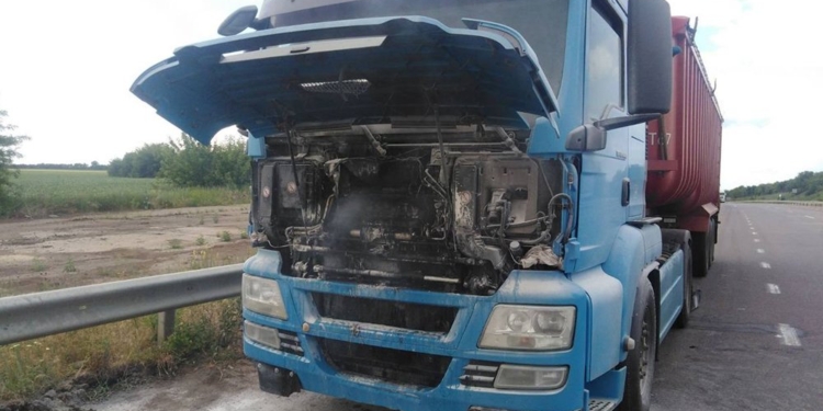 На Миколаївщині на одеській трасі згоріла фура