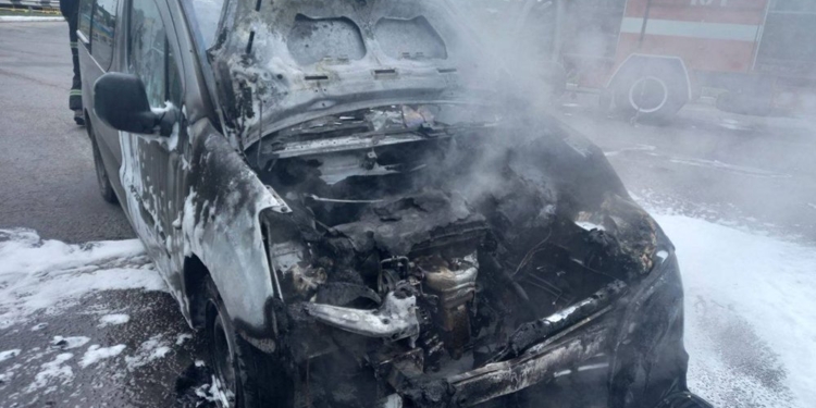 В Первомайске на улице вспыхнуло авто во время движения