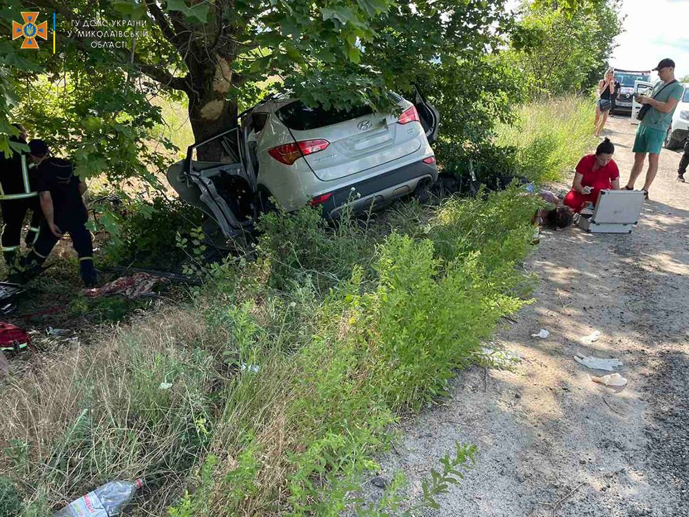 Возле Новой Одессы Hyundai врезался в дерево, трое пострадавших 1
