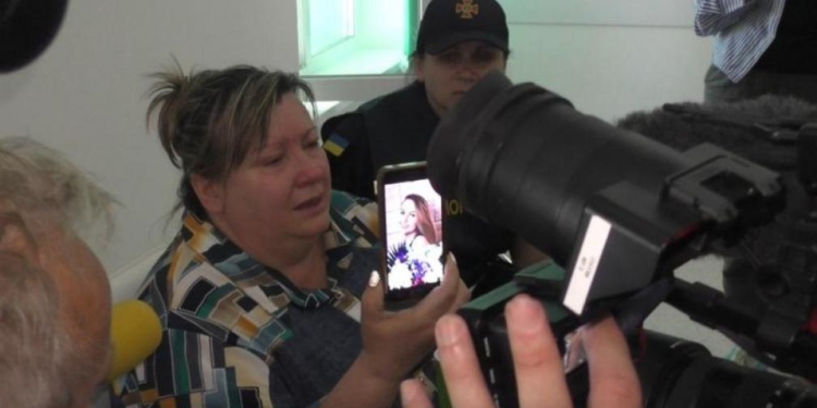 “Если мы выживем, будем грызть им глотки”. В Кременчуге не могут найти девушку – она работала в ТЦ и собиралась замуж (ВИДЕО)