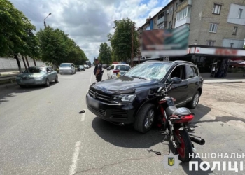У Первомайську неповнолітній мотоцикліст зіткнувся з кросовером