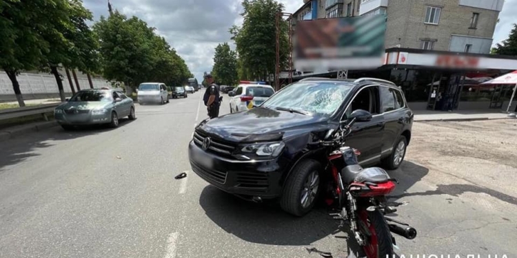 У Первомайську неповнолітній мотоцикліст зіткнувся з кросовером