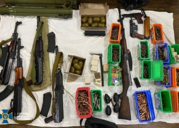 Три автомати, дві гвинтівки, РПГ та гранати – СБУ знайшла схрон зі зброєю мешканця Миколаєва