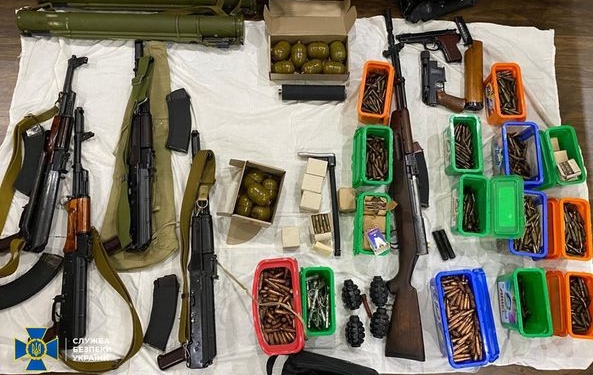 Три автомати, дві гвинтівки, РПГ та гранати – СБУ знайшла схрон зі зброєю мешканця Миколаєва