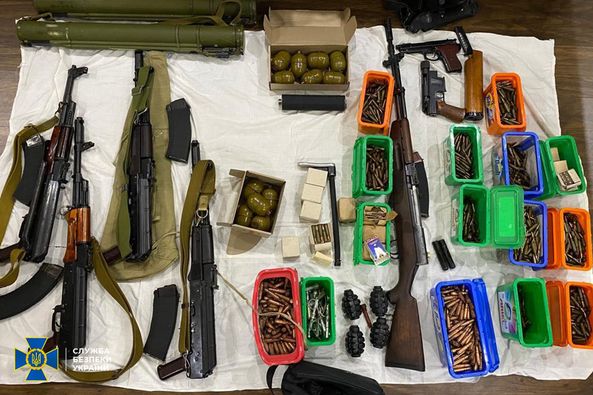 Три автомати, дві гвинтівки, РПГ та гранати – СБУ знайшла схрон зі зброєю мешканця Миколаєва