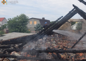 В Николаеве от удара молнии загорелся дом