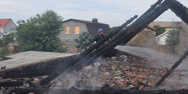 В Николаеве от удара молнии загорелся дом