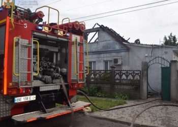 В Николаеве от удара молнии загорелся дом