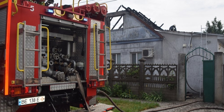 В Николаеве от удара молнии загорелся дом