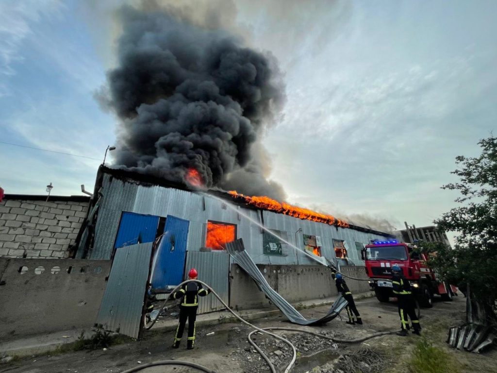 Вечірній обстріл в Миколаєві – горять складські приміщення в Інгульському районі (ФОТО) 6