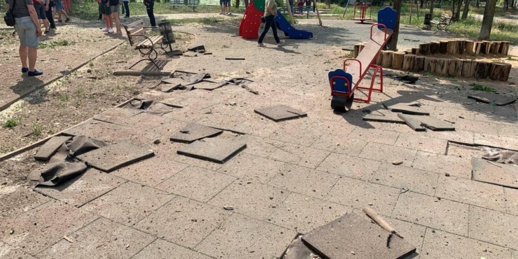 Наслідки сьогоднішнього обстрілу Миколаєва: дві людини загинуло, ще дві поранено (ФОТО)