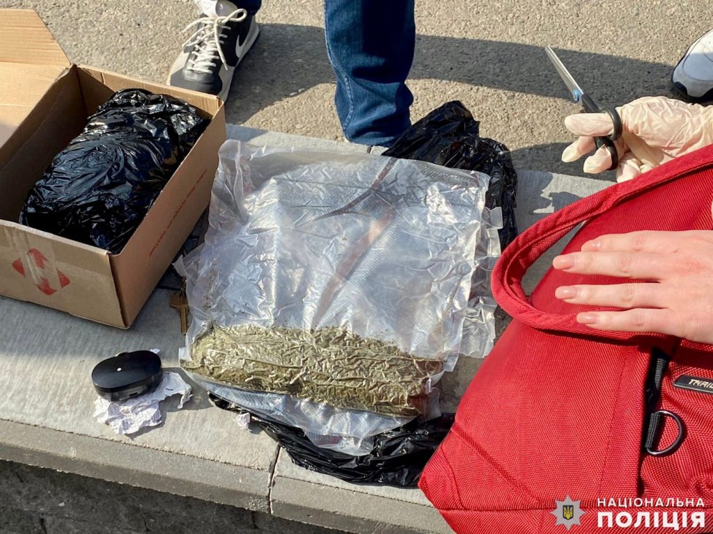 У Миколаєві поліцейські викрили місцевого мешканця з майже 0,5 кг канабісу – він його отримав поштовим відправленням (ФОТО) 5