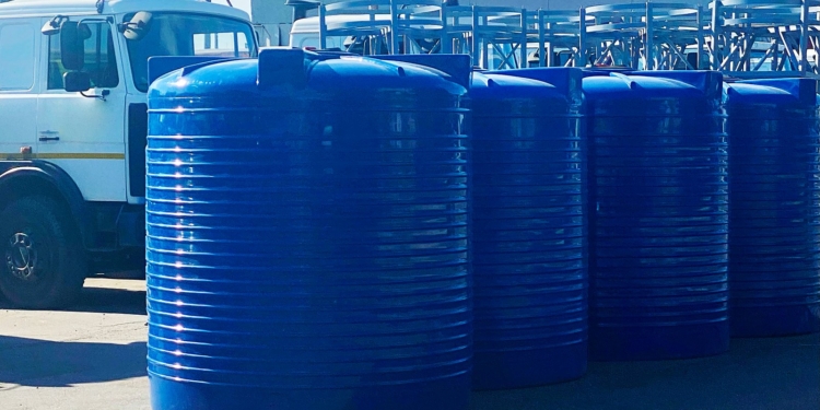 Миколаїв отримав 38 бочок для питної води (ФОТО)