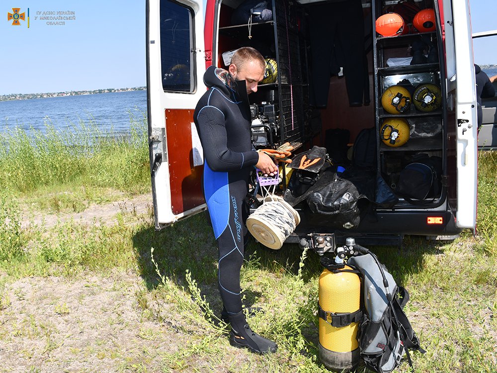 У Миколаєві рятувальники почали обстеження прибережних зон – на пляжі «Стрілка» вилучено 4 касетні елементи від РСЗВ (ФОТО, ВІДЕО) 5