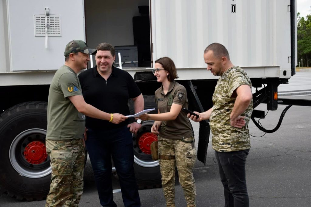 Військовим, які боронять кордони Миколаївщини, волонтери передали мобільний госпіталь (ФОТО) 6