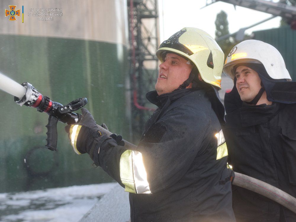 Масштабна пожежа в Миколаєві на терміналі Everi, яка спалахнула через ракетний удар окупантів, ліквідована (ФОТО) 5