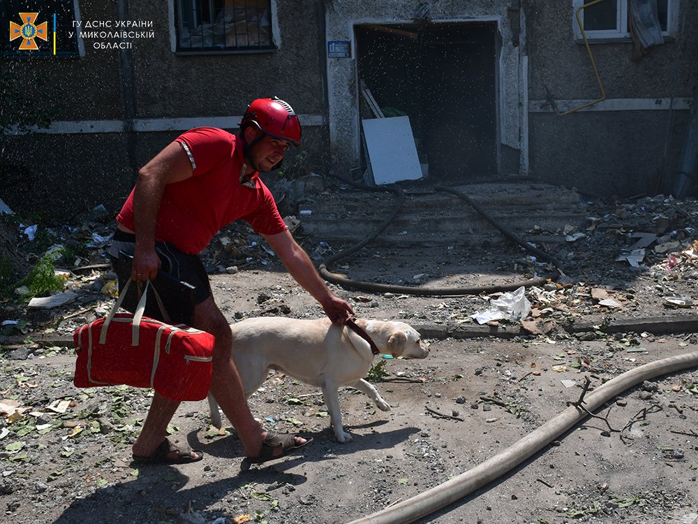 Из разрушенной россиянами 5-этажки в Николаеве спасли не только мужчину, а и его собаку (ФОТО, ВИДЕО) 7