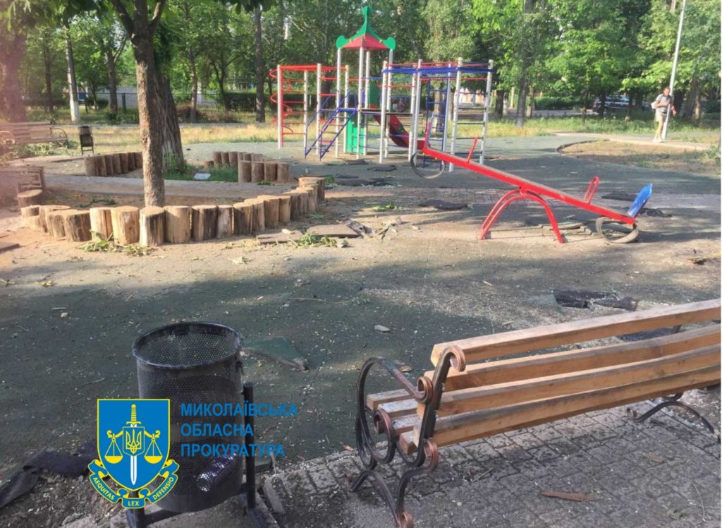 У День захисту дітей окупанти з артилерії обстріляли дитячий майданчик у Миколаєві (ФОТО) 7