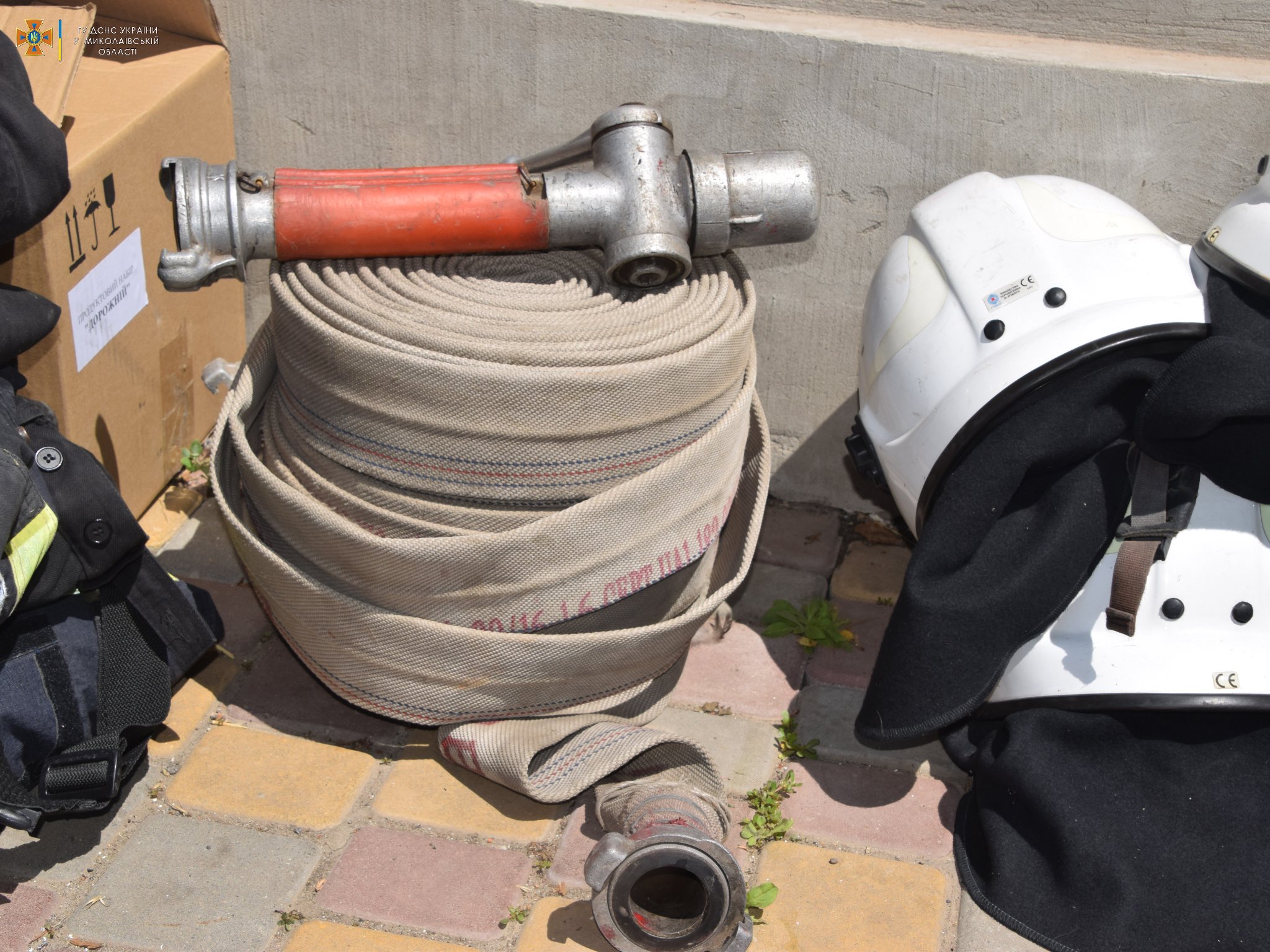 На Миколаївщині чоловіки об’єдналися у добровольчу пожежну команду і допомагають гасити пожежі в 3 селах, які потерпають від обстрілів окупантів (ФОТО)