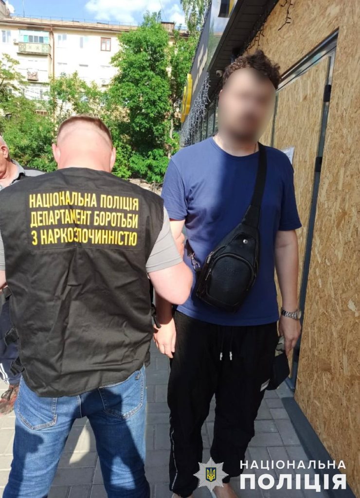 У Миколаєві поліцейські викрили місцевого мешканця з майже 0,5 кг канабісу – він його отримав поштовим відправленням (ФОТО) 7