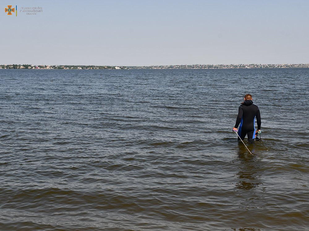У Миколаєві рятувальники почали обстеження прибережних зон – на пляжі «Стрілка» вилучено 4 касетні елементи від РСЗВ (ФОТО, ВІДЕО) 7
