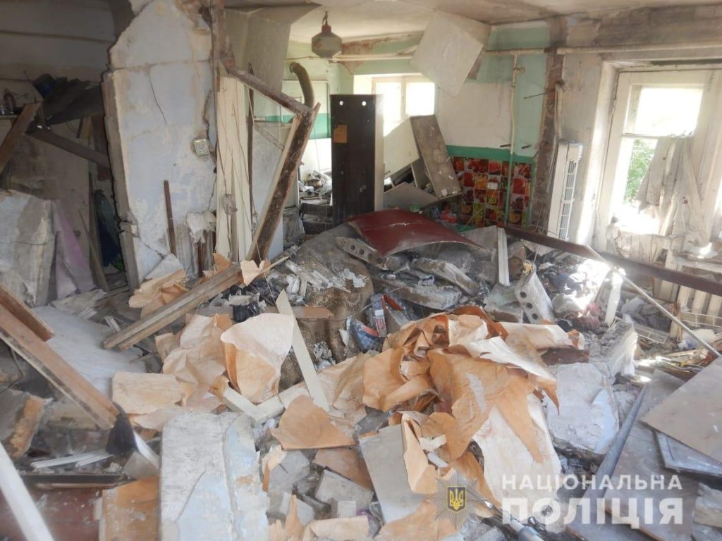Зруйновано 11 приватних будинки та поштове відділення, є загиблі – в поліції Миколаївщини повідомили про наслідки вчорашніх обстрілів (ФОТО) 7