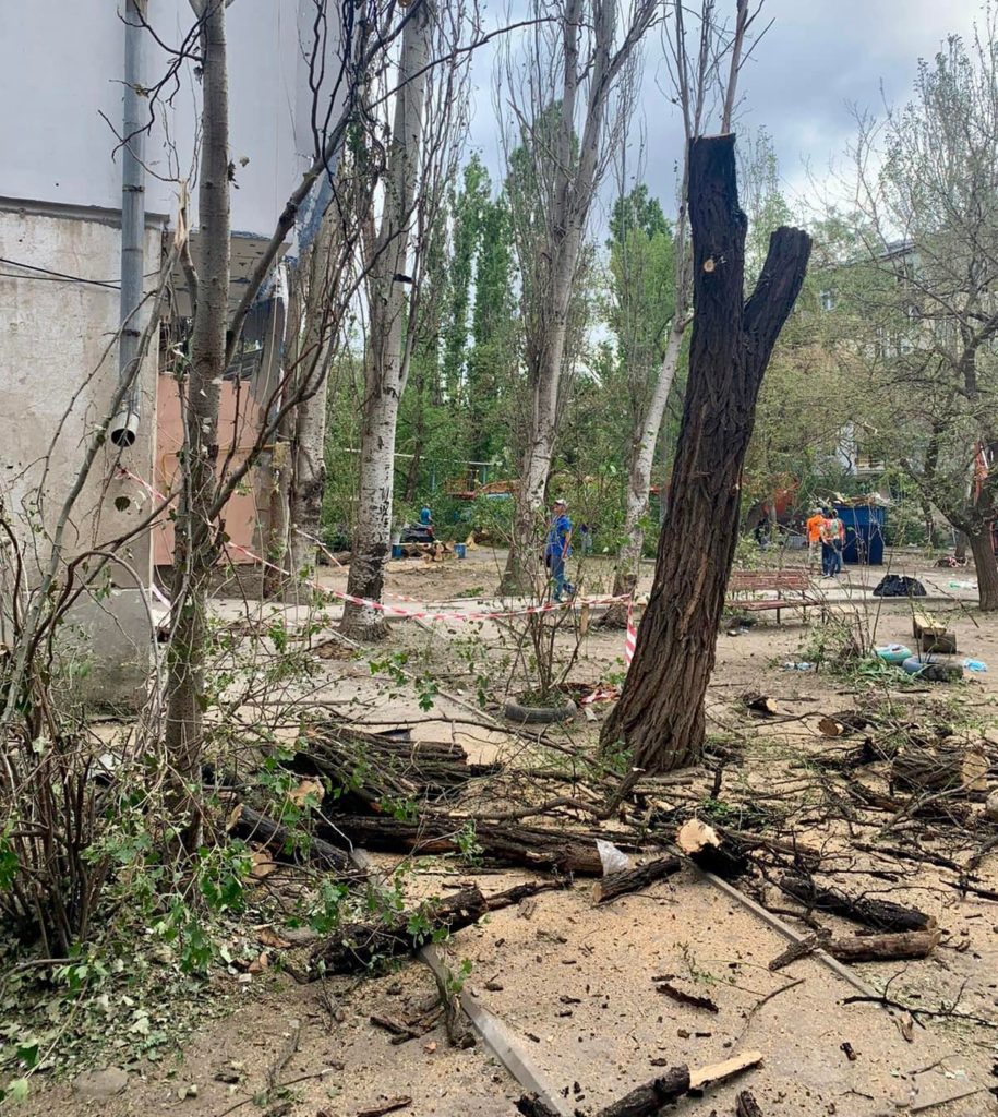 Підрахували: внаслідок вчорашніх ракетних ударів по Миколаєву пошкоджено майже 5 десятків будинків (ФОТО) 7