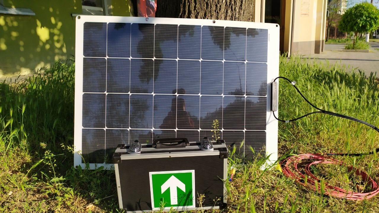 У Миколаєві інженери збирають міні-зарядні станції для військових (ФОТО)