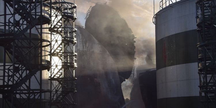 Масштабна пожежа в Миколаєві на терміналі Everi, яка спалахнула через ракетний удар окупантів, ліквідована (ФОТО)