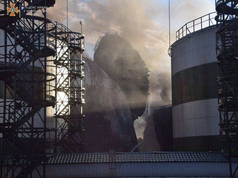 Масштабна пожежа в Миколаєві на терміналі Everi, яка спалахнула через ракетний удар окупантів, ліквідована (ФОТО)