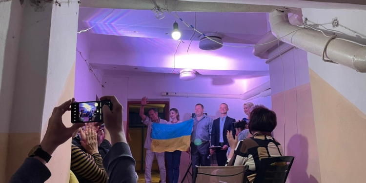 Прифронтовий Миколаїв: актори драмтеатру дали концерт у бомбосховищі (ФОТО, ВІДЕО)