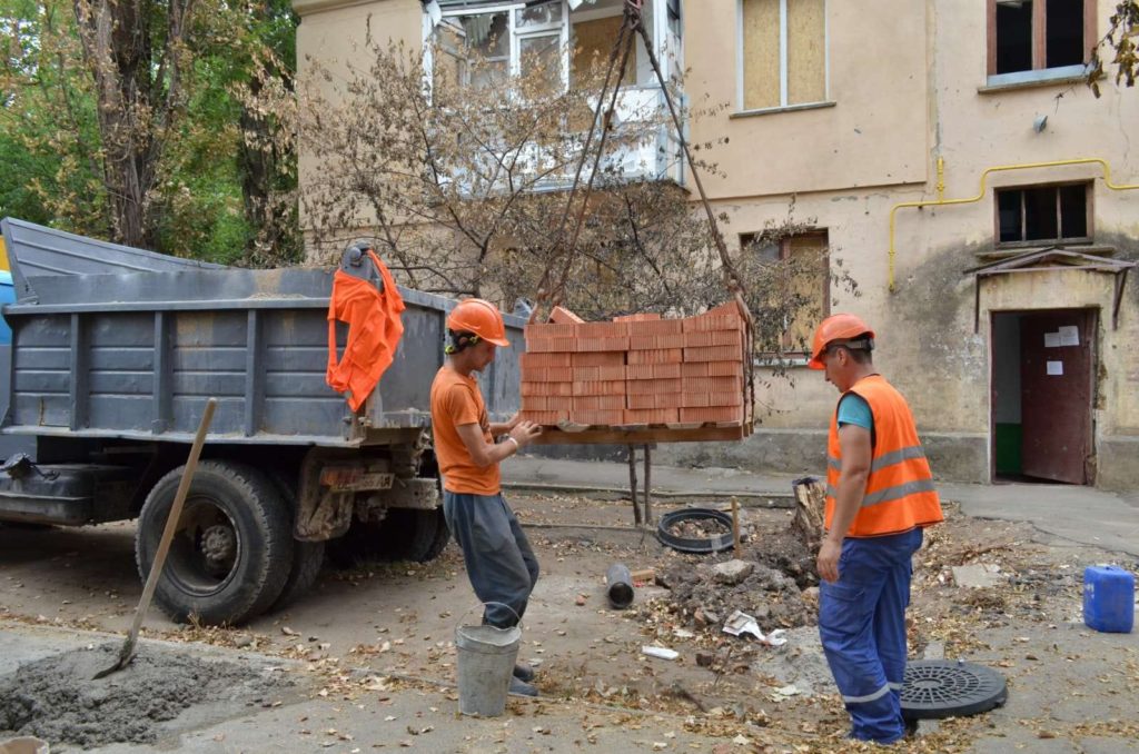 Спеціалісти «Миколаївводоканалу» побудували за день каналізаційний колодязь – попередній було зруйновано російськими обстрілами (ФОТО) 8