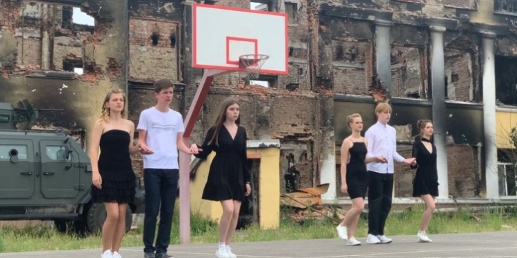 У Харкові випускники станцювали прощальний вальс перед руїнами своєї школи (ВІДЕО)