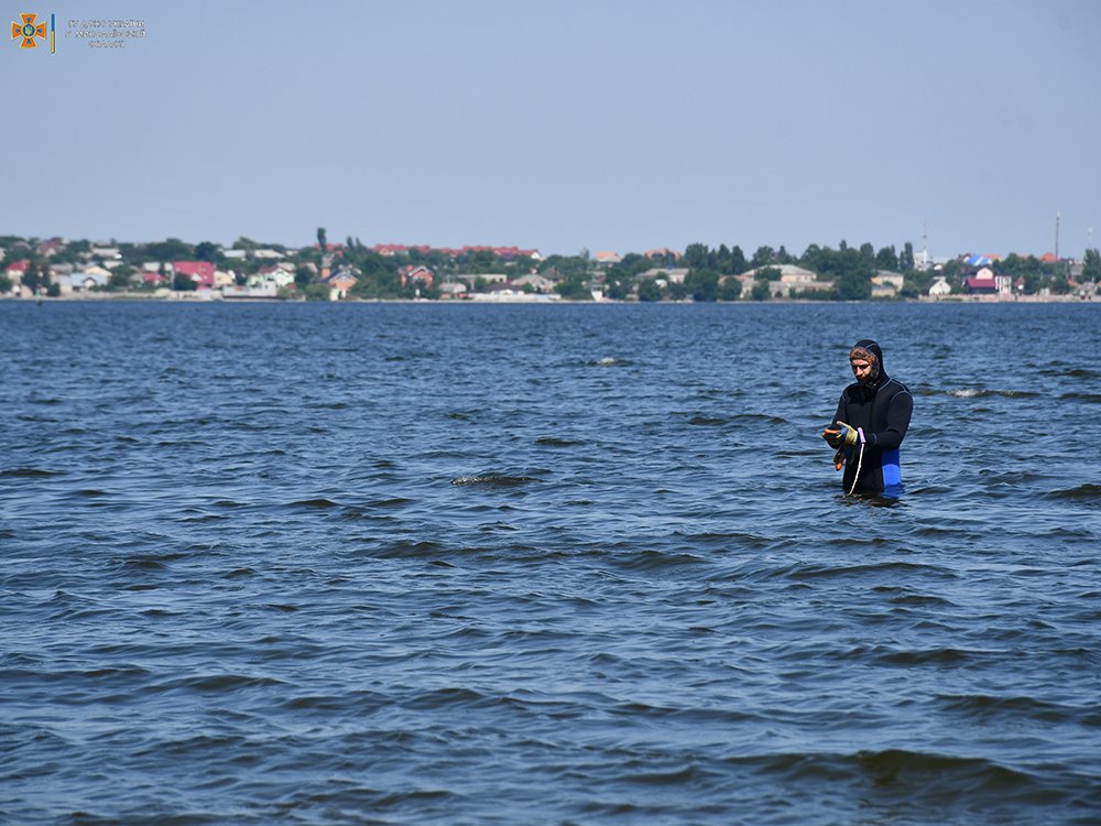 У Миколаєві рятувальники почали обстеження прибережних зон – на пляжі «Стрілка» вилучено 4 касетні елементи від РСЗВ (ФОТО, ВІДЕО) 9