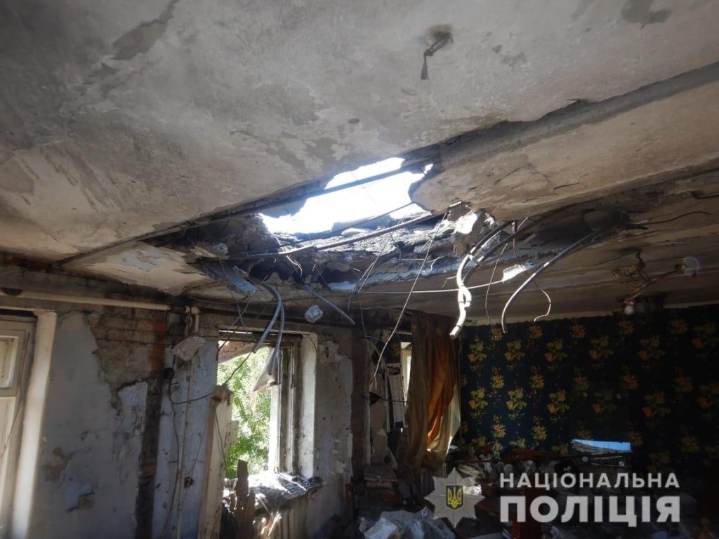 Зруйновано 11 приватних будинки та поштове відділення, є загиблі – в поліції Миколаївщини повідомили про наслідки вчорашніх обстрілів (ФОТО) 9