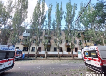 Поліція Миколаївщини нарахувала 65 пошкоджених російськими обстрілами об’єктів за добу і охороняє пошкоджені будинки від мародерів (ФОТО)