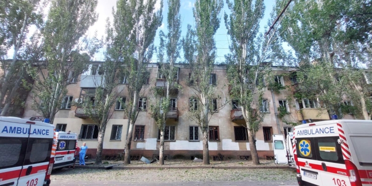 Поліція Миколаївщини нарахувала 65 пошкоджених російськими обстрілами об’єктів за добу і охороняє пошкоджені будинки від мародерів (ФОТО)