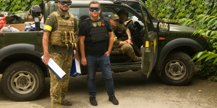 Австралійські волонтери передали миколаївській бригаді тероборони «пікапи» та тепловізори (ФОТО)