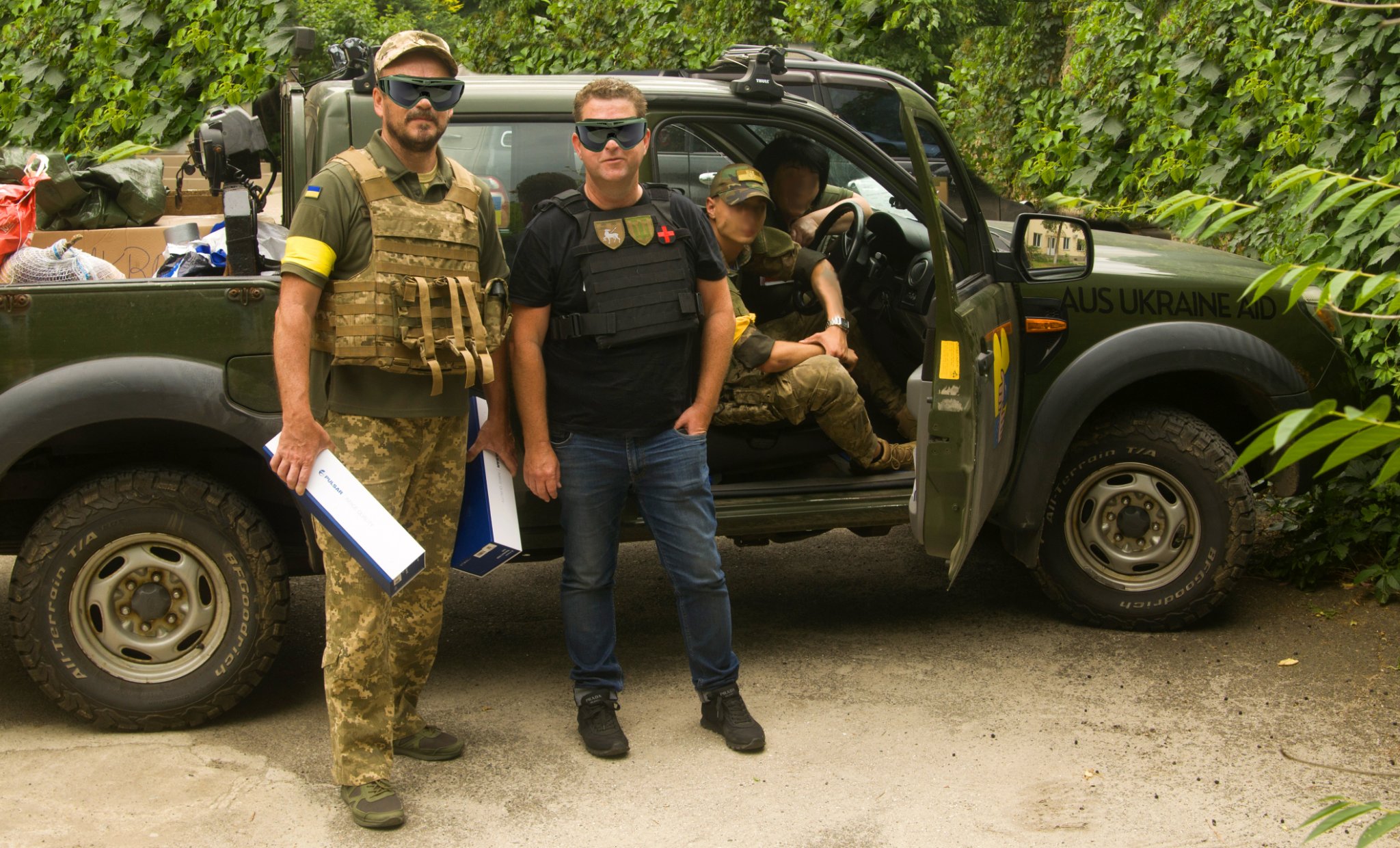 Австралійські волонтери передали миколаївській бригаді тероборони «пікапи» та тепловізори (ФОТО)