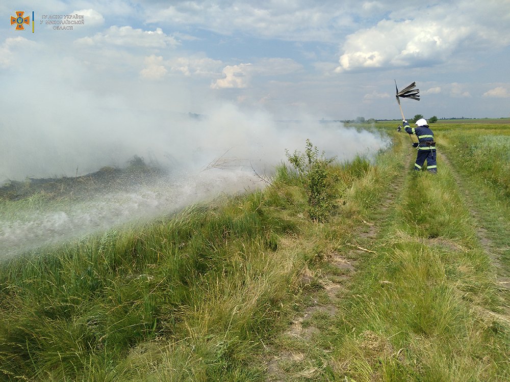 За добу на Миколаївщині з 9 пожеж дві – через обстріли (ФОТО, ВІДЕО) 11