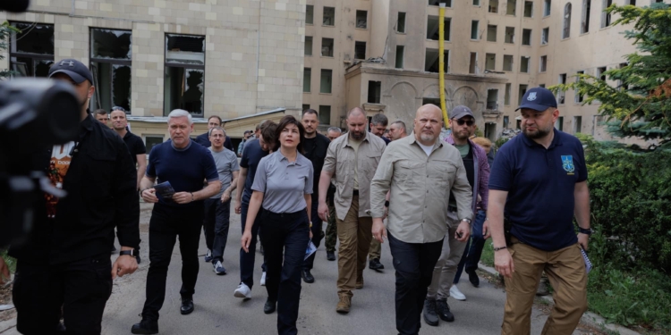 Прокурор МКС Карім Хан разом з Генпрокурором України оглянув місця воєнних злочинів рф у Харкові (ФОТО)