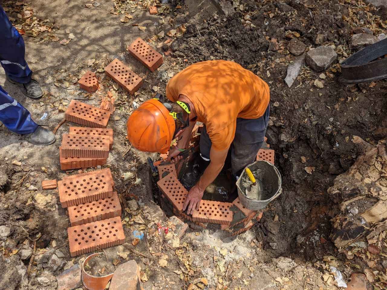 Спеціалісти «Миколаївводоканалу» побудували за день каналізаційний колодязь – попередній було зруйновано російськими обстрілами (ФОТО)