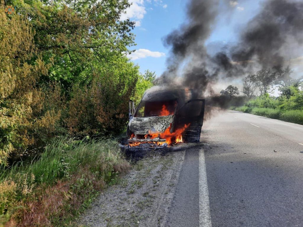 Через ворожі обстріли на Миколаївщині рятувальники гасили пожежі в екосистемах, а також ще 7 пожеж на транспорті та в житлі (ФОТО) 12