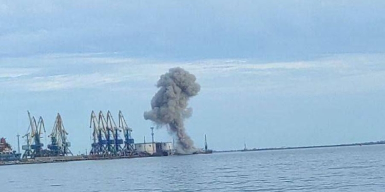 В порту Бердянска взрывы. Местные говорят – нежданчик (ФОТО, ВИДЕО)