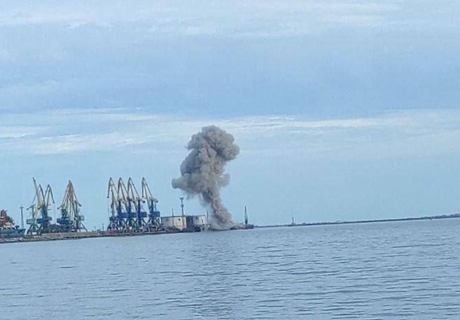 В порту Бердянска взрывы. Местные говорят - нежданчик (ФОТО, ВИДЕО) 1
