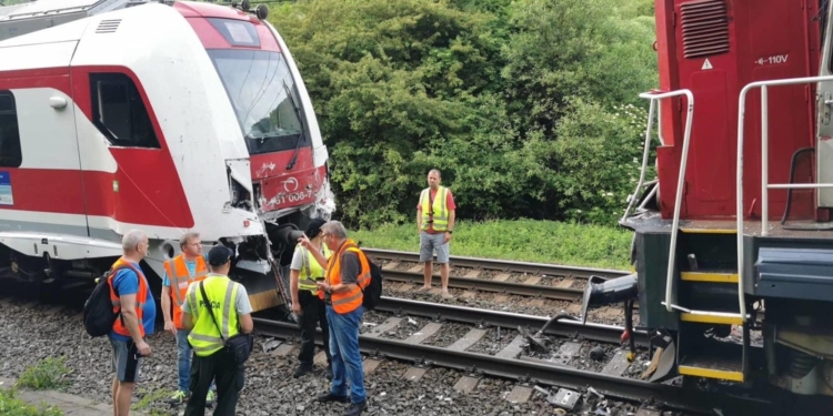 В Словакии локомотив врезался в пассажирский поезд, а в Германии вагоны сошли с рельсов. Есть погибшие и много пострадавших (ФОТО)
